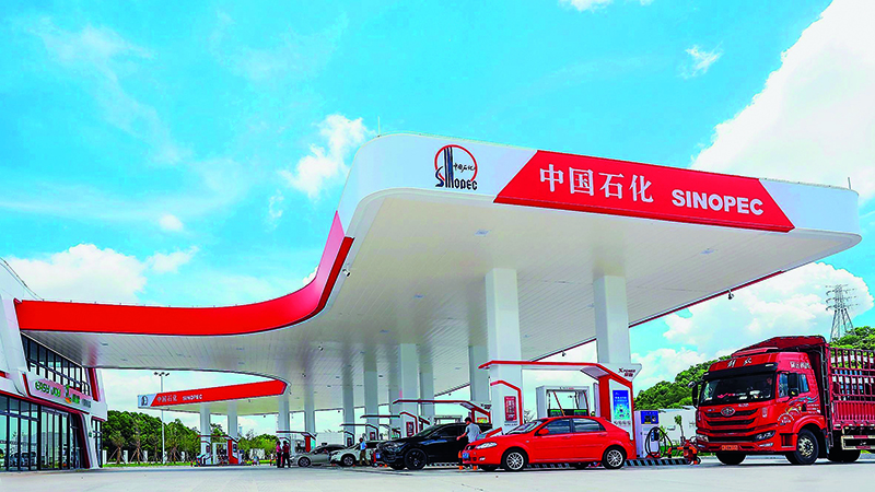 封面报道 石油巨头进击新能源汽车时代1.jpg