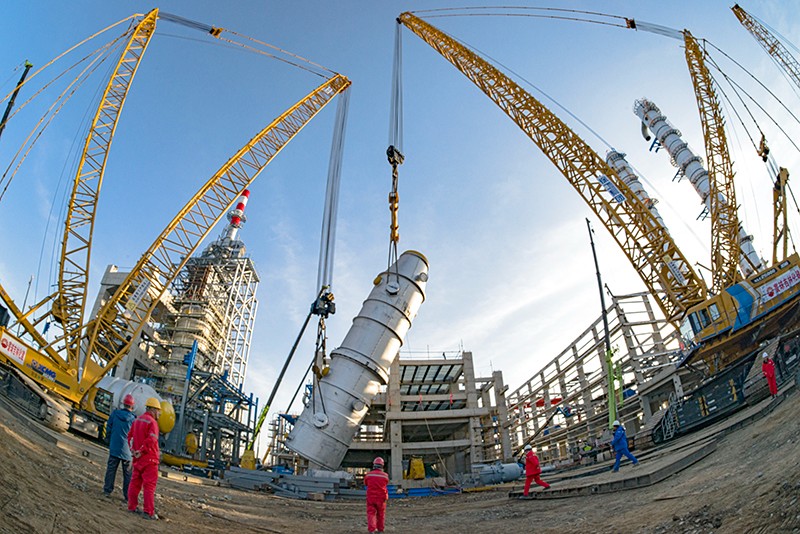 60万吨年苯乙烯装置紧锣密鼓建设施工的场景.jpg