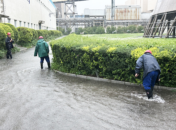 抚顺石化热电部全员齐心筑防线，迎峰度汛保供能 - (2).jpg