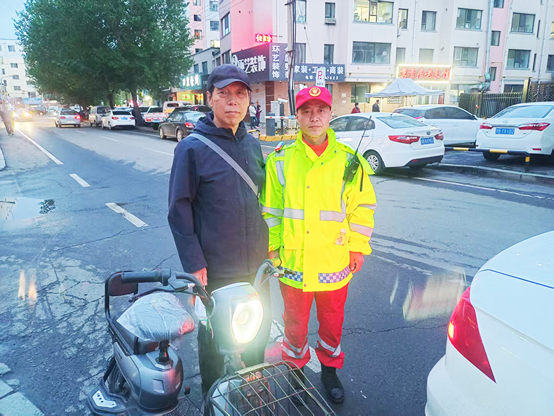 郑晓东与队友成功寻找到走失的老人.jpg