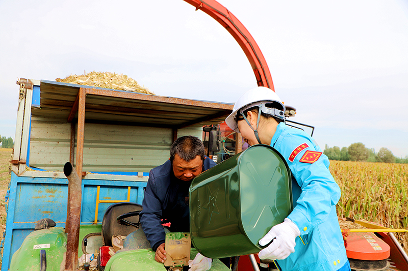 1760941179131471.jpg 甘肃销售送油下乡小分队成员为农机加油,为秋收保驾护航。李军.jpg