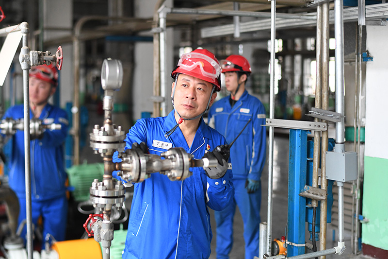 1761875522837860.jpg 2.丁辛醇车间“丛强班”班长丁景峰.jpg