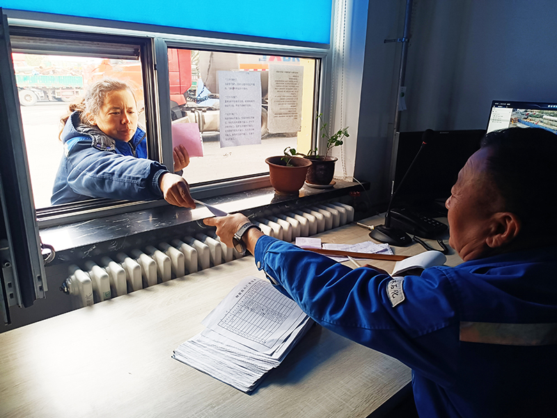 1761876013278084.jpg 货运人员办理相关手续.jpg