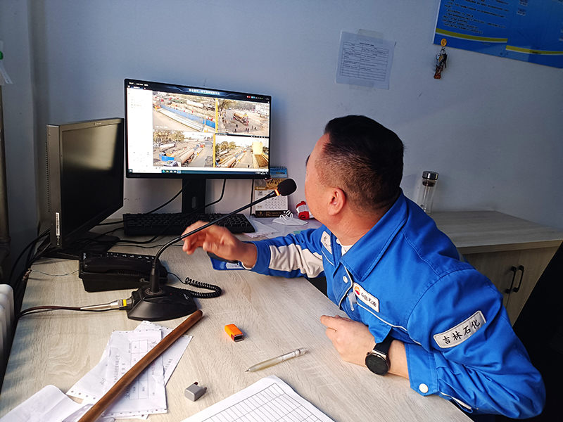 1761876030237691.jpg 物检人员通过视频时时观察车辆进出厂情况.jpg