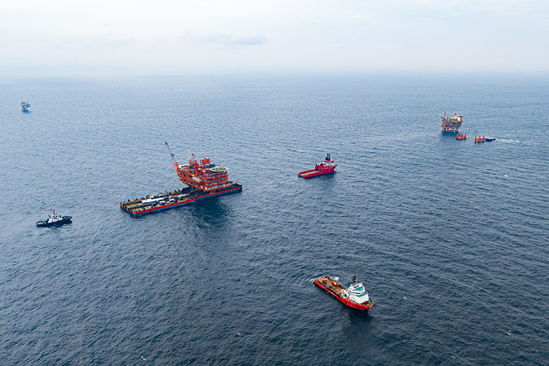 我国北部湾海域最大油气平台——涠洲11-4 CEPD平台浮托安装现场.jpg