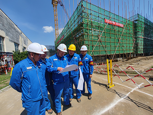 管理人员对照施工图纸，检查施工进度，强化现场安全监管.jpg