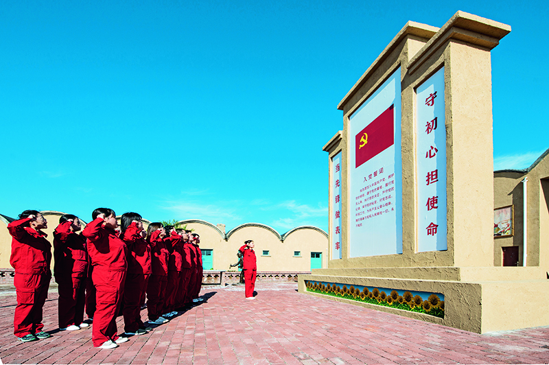 1769503889344394.jpg 101窑洞遗址前宣誓.jpg