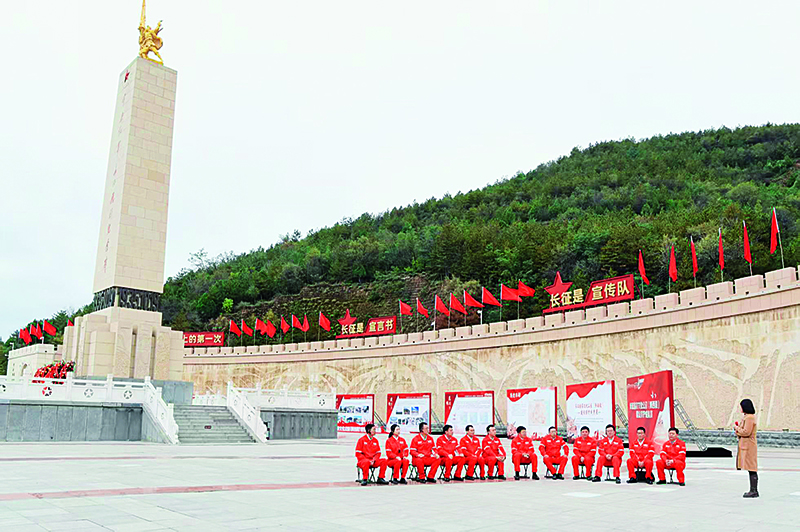 长庆油田第四采油厂党委在吴起胜利山开展主题党日活动.jpg