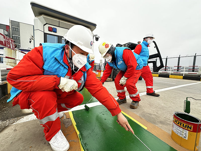 海油工程青年志愿者赴天津临港海关开展“学雷锋”主题志愿服务，为公共区域涂刷地标指示。 孙英祥 摄.jpg
