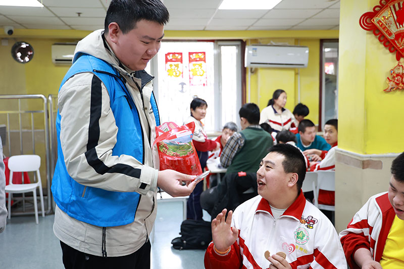 海油工程青年志愿者走进滨海新区阳光家园启智托养院，开展“学雷锋”主题志愿服务，为近百名孤独症儿童、残障儿童送去关爱与温暖。 孙嘉诚 摄.jpg