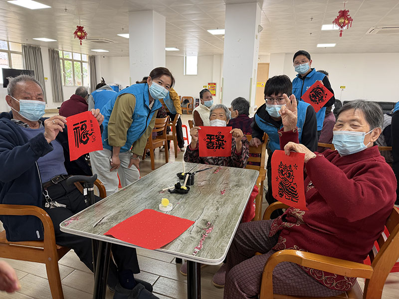 志愿者在珠海平沙养老院陪伴老人开展拓印画活动，在互动中感受传统技艺的乐趣 孙剑诚 摄.jpg