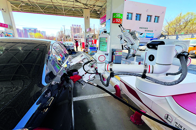 业界图-智能加油机器人科技感十足 张丽丽摄改.jpg