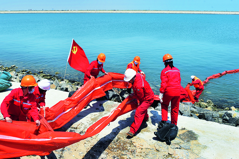 改在涉海溢油应急处置演练中.jpg
