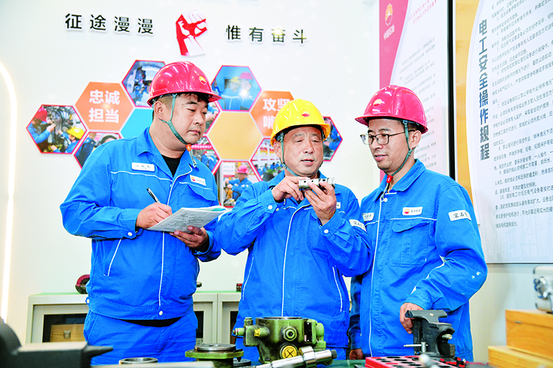 1780025794976122.jpg 改彭建军给同事讲述备件装配技巧.jpg