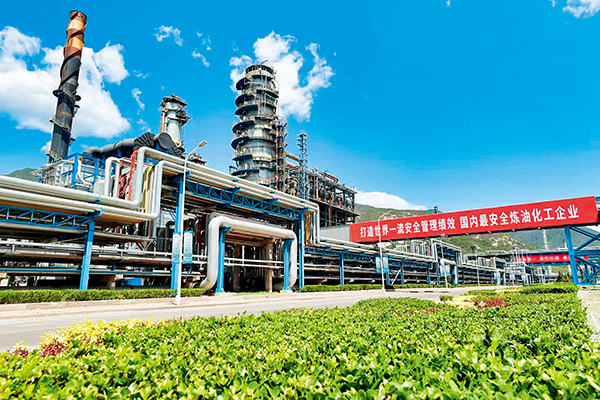 1788833968867469.jpg 中国石化燕山石化坚持绿色低碳发展理念,领跑国内清洁油品质量升级。图为燕山石化炼油厂。张明慧摄.jpg
