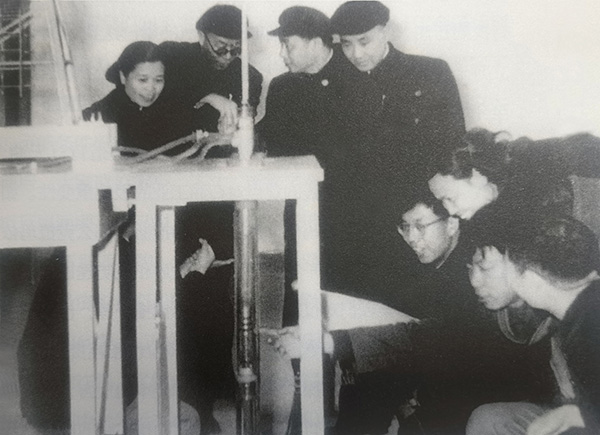 李聚奎（站立者右1）在北京石油学院观看地质实验.jpg