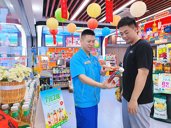 1788850625905455.jpg 广东销售潮州分公司员工正在推介商品.jpg