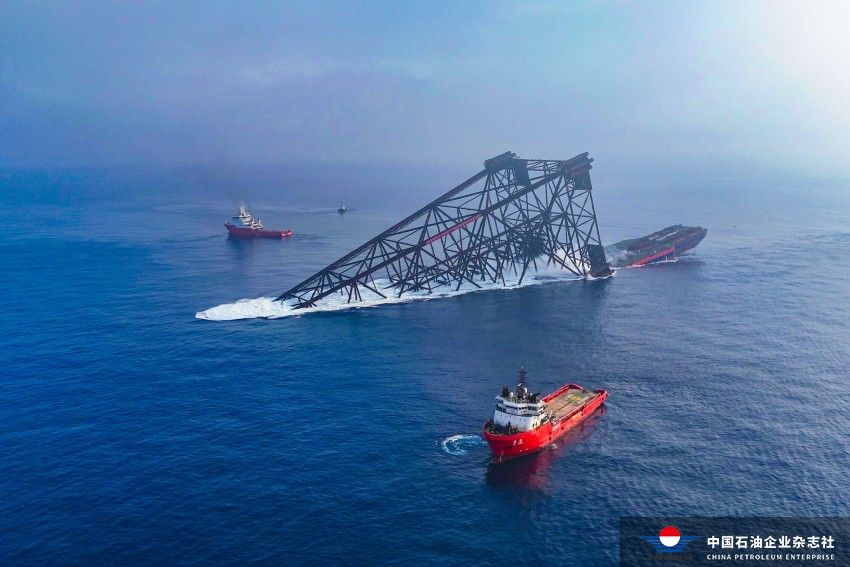 亚洲第一深水导管架“海基二号”海上安装就位