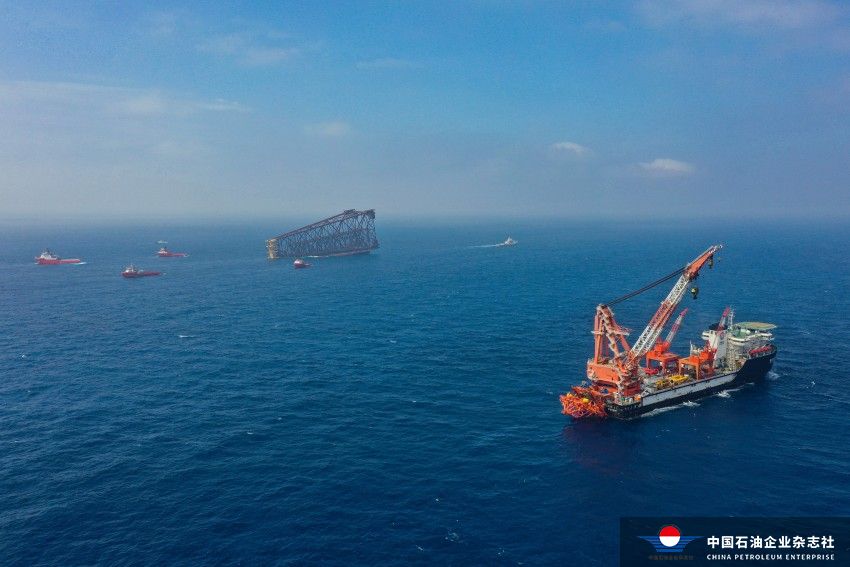 亚洲首个300米级深水导管架“海基一号”海上安装现场