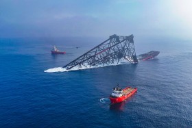 亚洲第一深水导管架“海基二号”海上安装就位