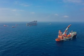 亚洲首个300米级深水导管架“海基一号”海上安装现场